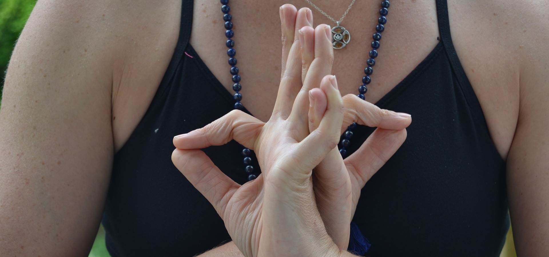Descubra a importância das suas mãos com o yoga mudra