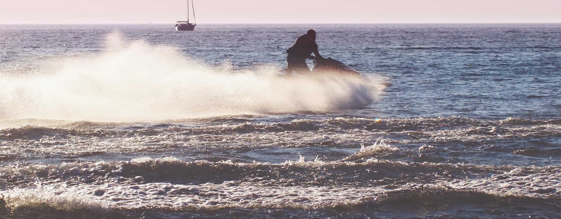 Desfrute das ondas do mar num jet ski no Algarve. A forma mais divertida de surfar as ondas do mar em alta velocidade. Não perca!