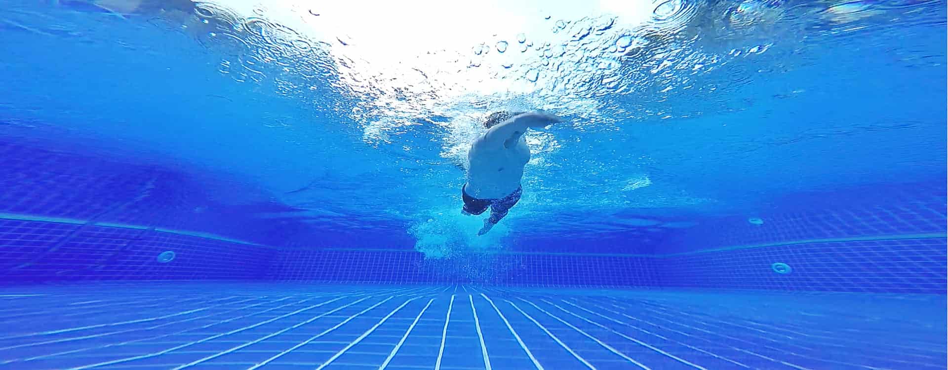 Como manter o treino de natação durante as viagens?